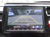バックカメラの画像です。ガイドラインがスムースな車庫入れをサポートいたします。車庫入れの安心感がアップしますね。