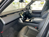 ランドローバー伝統の縦と横のラインで構成された水平基調の内装は、車内から車両の傾きが容易に掴めるよう設計されています。シンプルで機能的なデザインはより良い運転環境を創り出します。