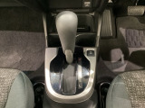 CVT車のセレクトレバーです。低速から高速まで、変速ショックのないスムーズな走りを実現するとともに、エンジン効率のよい領域を維持することで燃費にも貢献します。