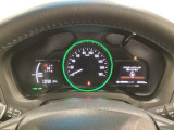 ハイブリット車専用のメーターです。中央のスピードメーターより左右のサブデスプレイで燃費や動力伝達などの情報が見れるようになっています。
