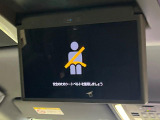 【13.2型有機ELフリップダウン】三列目からでも迫力のエンタメが観れる大画面フリップダウン。有機ELのモニターでは、一般的なフリップダウンよりも高コントラストでキレイな映像を楽しめます。