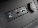 USB電源ソケット(Type-A/Type-C)を備えており、スマートフォンなどの充電にも便利。日常使いからロングドライブまで快適性を高めてくれる装備です。