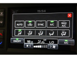 空調は運転席側、助手席側それぞれで温度調整ができるフルオートエアコン。