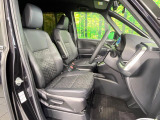 運転席まわりには十分なスペースがあり、大柄な方でもゆったり運転していただける環境です。