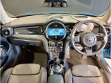 MINIの内装はとにかく『円』に拘ったデザインコンセプトが一目で伝わってきます。これほど円形に拘った車は他に御座いません。伝統のデザイン、トグルスイッチなど遊び心のある内装です。