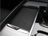 対応機種のスマートフォンを、トンネルコンソールの下のラバープレートに置いておくだけで充電可能。センターディスプレイの機能ビューを使用して、充電プレートのオンとオフを切り替えることができます。
