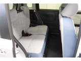 後席シートは分割可倒式。乗せる荷物や乗車人数に合わせて片側ずつ倒すことが出来ます。
