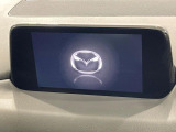【マツダコネクトナビ】車内の雰囲気にマッチした一体型タイプのナビ。各種車輌設定やBluetooth再生等、様々な機能が楽しめます。直感的なダイヤル操作が可能で、使い勝手も良好です。