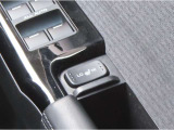 【シートヒーター(フロント左右席)】2段階で温度調節が可能なシートヒーターです。エアコンよりも早く温まるので、寒い日もカラダを温め、快適にドライブできます。