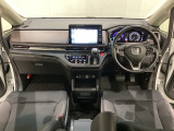 車内は光触媒抗菌消臭施工済です。インパネ周りはスタイリッシュなデザインです。グローブボックスやカップホルダーのほかにトレーなどたくさんの収納スペースが付いています。