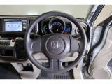 ハンドルの下部がフラットな形状になっているので、メーターなどの視野性が増し運転者にとって快適で安全です。