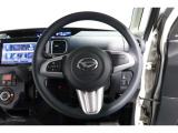 運転中もハンドルでの操作が可能です。特に高速道路等の目が離せない運転時には、便利さだけでなく、安全性も兼ね備えております。