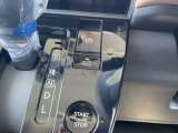 ボタンを押せば解除、手前に引けば施錠、電動パーキングブレーキ搭載!