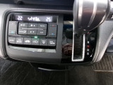 オートエアコンは左右席で独立温度コントロールが可能です。運転席はキンキンに冷やして助手席はマイルドにと言った設定が可能です。暑さ寒さでケンカすることもなくなりますね。