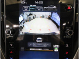 後方映像を11.6インチディスプレイに表示し、ステアリング連動ガイドラインが駐車をサポート。さらに後退時はリヤ4センサーが障害物を検知し、必要に応じてブレーキが作動します。