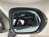 ブラインドスポットモニター(BSM)を装備しています。隣を走る車両が死角に入るとミラー内LEDインジケーターが点灯。さらに、ウィンカーを出すとインジケーターが光って点滅して注意を促してくれます。