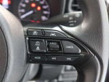 ステアリングスイッチ付き。前方から目を離すことなく操作することが可能です。