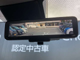 スマートルームミラーも付いています。後方ピラーや荷物、後席に同乗している方や曇りなど視界が遮られた場合でも後方カメラからの映像で安全確認をすることができます。