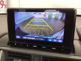 リバースギアに入れるだけで後方の表示へ切り替わります。夜間や雨の日の駐車も楽になりますよ。