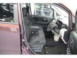 手動で高さ調整可能な運転席☆