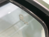 【ブラインドスポットインフォメーション】走行中、ドアミラーの死角になりやすい箇所に後続車が接近するとサイドミラー付近に警告を表示、ドライバーに注意喚起をしてくれます。