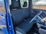 運転席のシートはホールド性に優れ疲れませんよ!