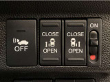【両側パワースライドドア】両側がパワースライドドアになっており、運転席のスイッチやスマートキーでも開閉が可能です!開口部も広いので乗り降りも楽々♪