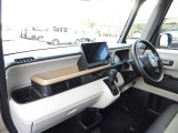 ★助手席周辺★ダッシュボードには豊富な収納BOXがありいつもすっきりとした車内!ほしい場所にちょうど良い収納を備えています。大きなフロントガラスによって見晴らしも良く快適な座り心地となっております