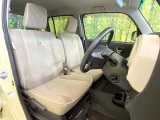 運転席まわりには十分なスペースがあり、大柄な方でもゆったり運転していただける環境です。