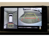 前後左右のカメラの映像を合成し、車を上から見たような視点のパノラミックビューモニター。後方の死角だけでなく左右や前方の障害物の発見もしやすくなります。