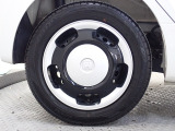 ホイールは車のデザインにマッチした専用タイプです。