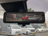 スマートルームミラー 後席に人が乗ってるときルームミラーが見えにくかったり、雨の日や夜間など後方確認がしにくいときにカメラオンで後方視界すっきり。 オフにすれば通常のミラーとしても使えます。