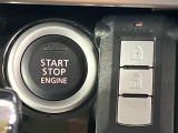 【インテリジェントキー】カバンやポケットに入れたままでもドアの施錠・解錠が可能なスマートキーを装備。エンジンのオン・オフ時もカギを取り出す必要が無いからとっても便利です♪