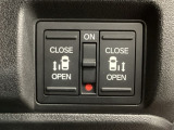 【両側パワースライドドア】両側がパワースライドドアになっており、運転席のスイッチやスマートキーでも開閉が可能です!開口部も広いので乗り降りも楽々♪
