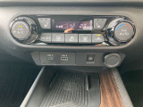 フルオートエアコン搭載。温度設定だけで、車内はいつも快適な空間を維持できます。前席用シートヒーター付きです。