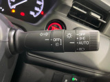 【オートライト】周りの明るさに応じて自動でヘッドライトの点灯・消灯ができる機能です!ライトの付け忘れ・消し忘れなどが無くなり、雨の日や夕方の走行も安心!トンネル通過時も便利ですね♪