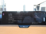 こちらのお車には先進安全装備が多数搭載されています。衝突被害を回避あるいは軽減するためのブレーキや、後方死角からの接近警報、車線逸脱を防止する警報装置など、詳しくはスタッフまでお尋ねください。