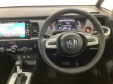 【ハンドル】運転にかかわる様々な操作を安全に行えるように視点移動が少なく操作性に配慮されたスイッチ類が凝縮されたコックピットです。