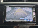 駐車時の安全確認をサポートするバックカメラも使用できます。インターナビで様々な情報を得ることもできます。