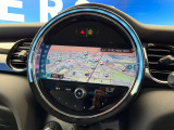 ●純正ナビ:一体感のあるナビは、高級感ある車内を演出してくれます。オーディオ機能も充実しておりますので、運転もより楽しめます♪