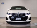 【BMWの伝統-1】BMWの特徴的な&ldquo;キドニーグリル&rdquo;は、80年以上続く伝統の形でございます。変わらないこだわりのデザインが、プレミアムブランド&ldquo;BMW&rdquo;を創り出します。
