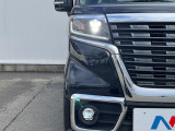 【LEDヘッドライト】悪天候や夜間走行時も良好な視界を確保し安心して運転できる高輝度LEDヘッドライトを装備!点灯速度が早く、消費電力も抑えられています。