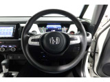 運転中もハンドルでの操作が可能です。特に高速道路等の目が離せない運転時には、便利さだけでなく、安全性も兼ね備えております。