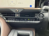 【エアコン】エアコンはオートエアコンとなっておりますので、あらかじめ好みの温度に設定しておけば自動的に風量を調節してくれます。自分でいちいち調節する手間が省けますね。