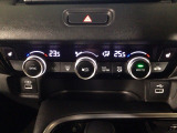 【左右独立オートエアコン】左右席で独立温度コントロールが可能です。運転席はキンキンに冷やして助手席はマイルドにと言った設定が可能です☆暑さ寒さでケンカすることもなくなりますね♪