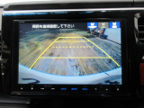 バックカメラの画像です。ガイドラインがスムースな車庫入れをサポートいたします!車庫入れの安心感がアップしますね☆