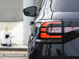 【フォルクスワーゲン認定中古車】 メーカー指定の厳しい選定基準をクリアしたお車を、時間をかけ丁寧に仕上げてお届け致します。全国対応の認定中古車保証が付帯されますので、県外の方も安心です。