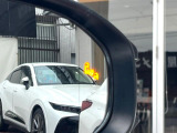 【ブラインドスポットモニター】走行中、ドアミラーの死角になりやすい箇所に後続車が接近するとサイドミラーのレンズに警告を表示!ドライバーに注意喚起をしてくれます。