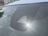 フロントガラスの上部には衝突軽減ブレーキの装置も付いており、より安全に運転を楽しんでいただくことができます。