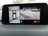 車両の前後左右にある4つのカメラを合成することで、まるでご自身のクルマを空から見ているような俯瞰での映像を映し出してくれます。バック時ももちろんのこと、前進時に視界の悪い交差点でも役に立ちますね。